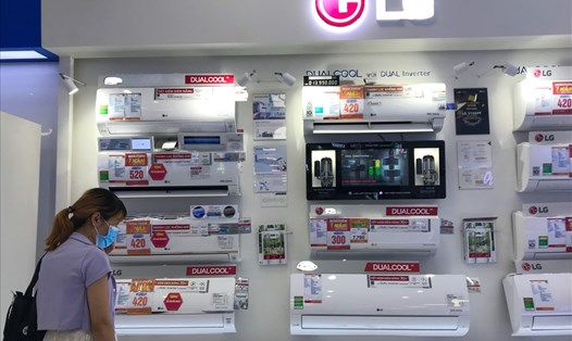 Khách hàng tham khảo giá sản phẩm điện lạnh tại siêu thị Pico Xuân Thủy (Cầu Giấy). Ảnh Hương Ánh.