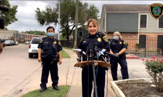 Nữ cảnh sát Wendy Baimbridge thông tin về vụ việc hy hữu trẻ em nổ súng ở Houston, Mỹ. Ảnh: Sở Cảnh sát Houston