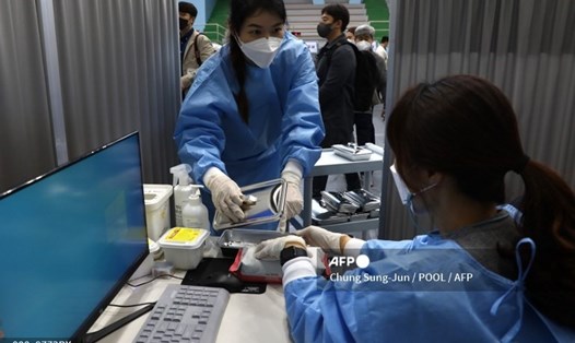 Hàn Quốc sẽ nối lại việc tiêm chủng vaccine COVID-19 của AstraZeneca cho người đủ điều kiện trên 30 tuổi. Ảnh: AFP