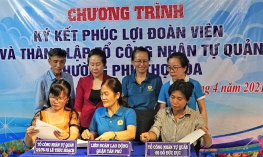 Đại diện LĐLĐ Quận Tân Phú và các chủ nhà trọ ký kết Chương trình "Phúc lợi đoàn viên" giảm giá phòng trọ 10% - 20% cho công nhân ở trọ. Ảnh LĐLĐ Tân Phú