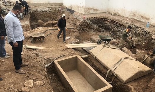 Các nhà khảo cổ học khai quật quan tài chứa cổ vật 2.400 năm tuổi ở Thổ Nhĩ Kỳ. Ảnh: Bảo tàng Khảo cổ học Dưới nước Bodrum