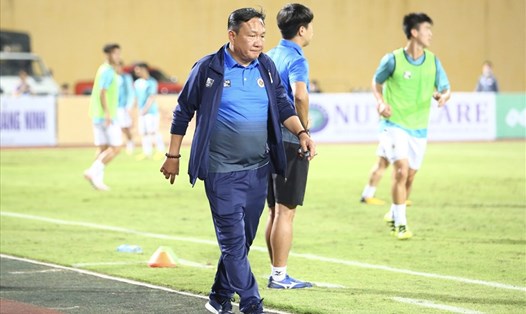 Huấn luyện viên Hoàng Văn Phúc hàii lòng trước chiến thắng của Hà Nội. Ảnh: Minh Hiếu