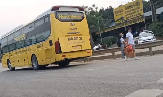 Hãng xe Hà Sơn - Hải Vân thường xuyên đón, trả khách tại đường dẫn nút giao IC14 gây mất an toàn giao thông. Ảnh: Lê Anh.