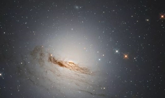 Bức ảnh thiên hà hấp hối NGC 1947 do kính viễn vọng không gian Hubble chụp. Ảnh: NASA.