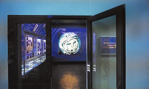 Hình ảnh nhà du hành vũ trụ Liên Xô Yuri Gagarin tại bảo tàng của doanh nghiệp tên lửa-vũ trụ hàng đầu Nga RSC Energia ở Mátxcơva, ngày 17.3.2021. Ảnh: AFP