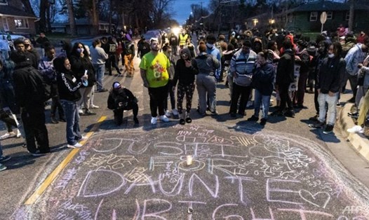 Người biểu tình đòi công bằng cho thanh niên da màu bị cảnh sát Minneapolis, Mỹ, bắn chết. Ảnh: AFP
