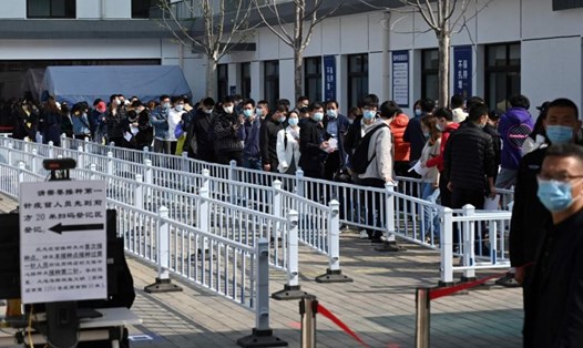Người dân xếp hàng tại một trung tâm tiêm vaccine COVID-19 ở Bắc Kinh, Trung Quốc. Ảnh: AFP.