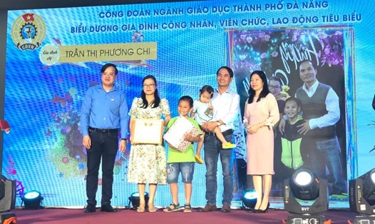 CĐ Ngành giáo dục TP Đà Nẵng tôn vinh gia đình CNVCLĐ tiêu biểu, giai đoạn 2016-2020. Ảnh: Thái Bình