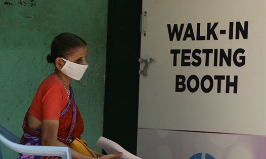 Một người dân Ấn Độ chờ xét nghiệm COVID-19. Ảnh: AFP