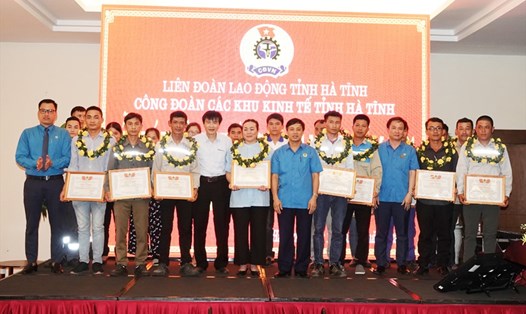 Công đoàn các KKT tỉnh Hà Tĩnh tôn vinh 21 công nhân lao động tiêu biểu tại lễ Phát động Tháng Công nhân năm 2021. Ảnh: Trần Tuấn.