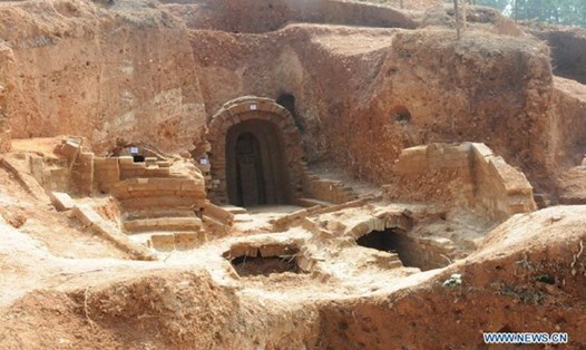Một địa điểm khai quật ở tỉnh Giang Tây, Trung Quốc, phát hiện 6 ngôi mộ cổ 1.400 năm. Ảnh: Tân Hoa Xã