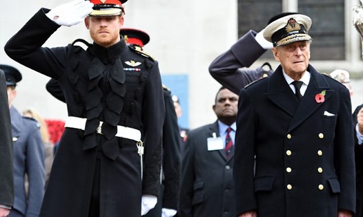 Hoàng tử Harry (trái) cạnh ông nội là Hoàng thân Philip, Công tước xứ Edinburgh năm 2016. Ảnh: AFP
