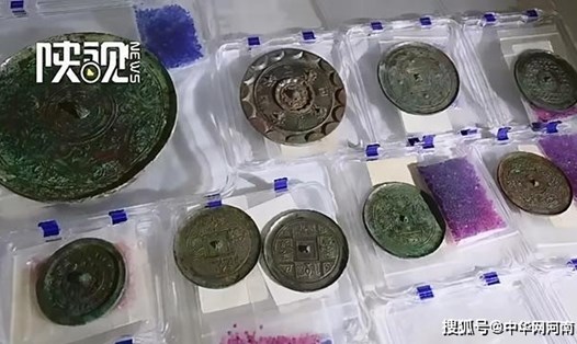 Hơn 80 chiếc gương đồng thời Tây Hán được khai quật tại Thiểm Tây, Trung Quốc. Ảnh: Viện khảo cổ tỉnh Thiểm Tây