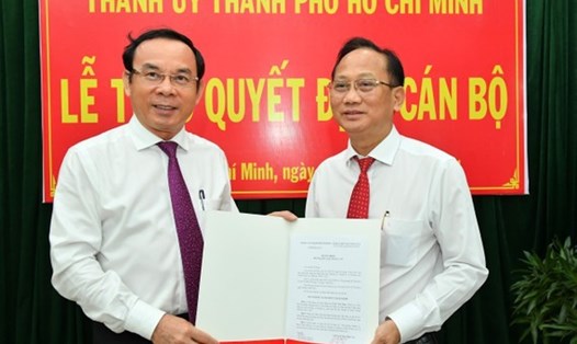 Ông Nguyễn Văn Nên, Ủy viên Bộ Chính trị, Bí thư Thành ủy TPHCM trao quyết định cho ông Trần Văn Nam. Ảnh:VIỆT DŨNG