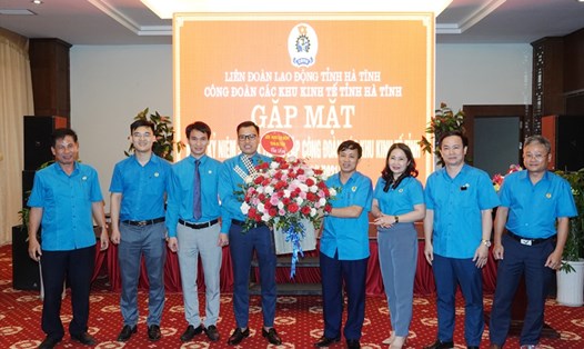 Lãnh đạo LĐLĐ tỉnh Hà Tĩnh tặng hoa chúc mừng kỉ niệm 5 năm thành lập Công đoàn các KKT tỉnh Hà Tĩnh. Ảnh: Trần Tuấn.