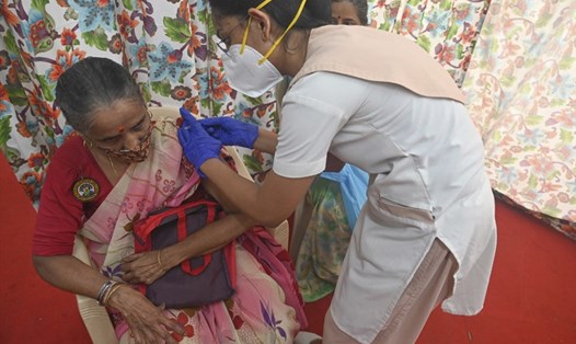Một phụ nữ tiêm vaccine COVID-19 ở Mumbai, Ấn Độ. Ảnh: AFP.