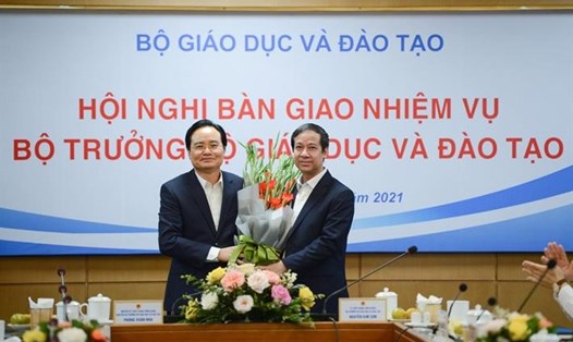 Bộ trưởng Bộ GDĐT Nguyễn Kim Sơn tặng nguyên Bộ trưởng Bộ GDĐT Phùng Xuân Nhạ bó hoa tươi thắm. Ảnh: MOET