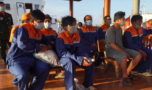 Cứu nạn khẩn cấp 6 thuyền viên trên tàu cá Bà Rịa - Vũng Tàu bị chìm. Ảnh: Nguyễn Độ