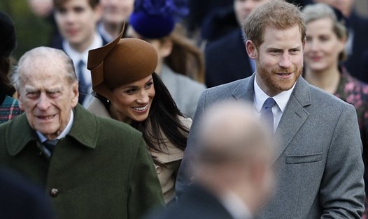 Hoàng thân Philip (trái), Meghan Markle và Hoàng tử Harry trong một bức ảnh năm 2017. Ảnh: AFP