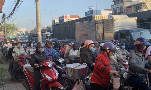Kẹt xe kéo dài trên đường Châu Văn Lồng sáng ngày 13.4. Ảnh: MINH CHÂU