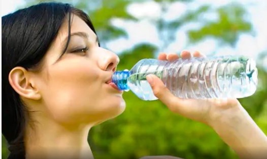 Uống đủ nước góp phần giúp cho cơ thể khỏe mạnh và làn da có độ đàn hồi. Ảnh minh hoạ: AFP