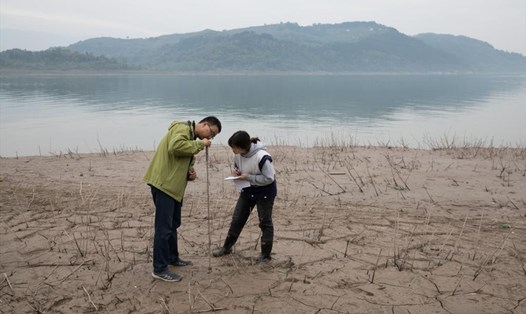 Các nhà khoa học Trung Quốc nghiên cứu môi trường ở hồ chứa đập Tam Hiệp. Ảnh: Xinhua