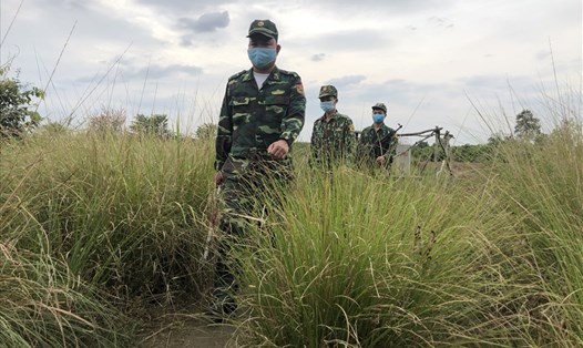 Bộ đội biên phòng tỉnh Tây Ninh canh gác biên giới ngăn chặn nhập cảnh trái phép. Ảnh: Dương Bình