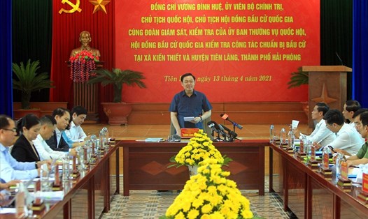 Chủ tịch Quốc hội Vương Đình Huệ kiểm tra công tác bầu cử tại huyện Tiên Lãng, Hải Phòng. Ảnh CTV