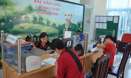 Cán bộ Trung tâm Dịch vụ việc làm Thái Bình tiếp nhận hồ sơ hưởng trợ cấp thất nghiệp. Ảnh: CTV