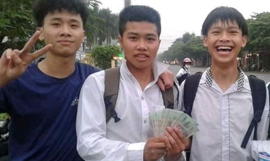 Nhóm nam sinh ở Thái Bình chụp ảnh nhặt được tiền đăng lên Facebook để tìm người đánh rơi. Ảnh: CTV.