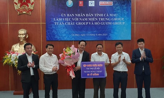 Tập đoàn Tuần Châu tặng 1 tỉ đồng cho chương trình " Hương rừng U Minh" tỉnh Cà Mau. Ảnh: Nhật Hồ