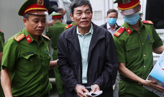 Cựu Chủ tịch HĐQT VNS Mai Văn Tinh (giữa) trong vụ án sai phạm xảy ra tại dự án Gang thép Thái Nguyên. Ảnh: V.Dũng.