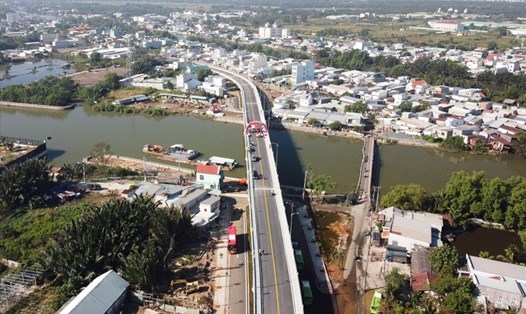 Cầu Phước Lộc mới nối hai xã Phước Kiển và Phước Lộc (huyện Nhà Bè). Ảnh: Anh Tú