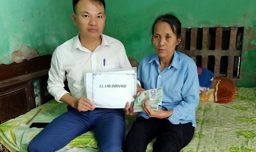 Anh Dũng (bên trái) kêu gọi bạn bè cứu giúp gia đình bà Thoa. Nếu anh Hoàng không qua khỏi, bà Thoa sẽ trở thành người già neo đơn. 
Ảnh: GĐCC