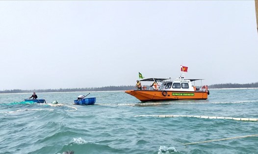 Lực lượng chức năng hỗ trợ tàu ngư dân Huỳnh Thanh Bích ở biển Cửa Đại. Ảnh: Thanh Chung