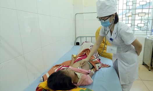 Bác sĩ Bệnh viện Đa khoa tỉnh Điện Biên khám cho bệnh nhân. Ảnh: S.A