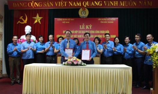 Lãnh đạo LĐLĐ tỉnh Bắc Giang và lãnh đạo CĐ Dệt May Việt Nam ký quy chế phối hợp. Ảnh Nguyễn Huyền