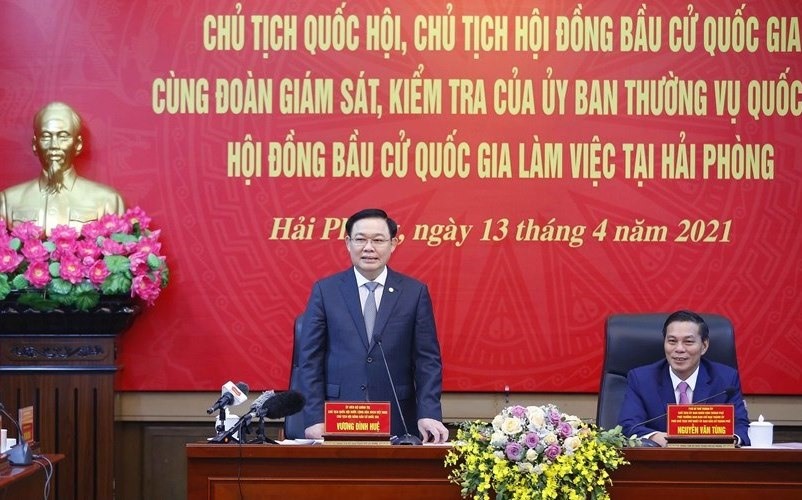 Chủ tịch Quốc hội Vương Đình Huệ (bên trái) làm việc tại Hải Phòng chiều 13.4. Ảnh: CTV