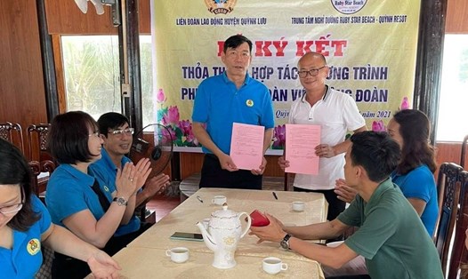 LĐLĐ huyện Quỳnh Lưu (Nghệ An) và Khu nghỉ dưỡng Ruby Star Beach- Quỳnh RESORT tổ chức lễ ký kết chương trình thoả thuận hợp tác. Ảnh: TT