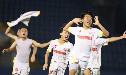 U19 Học viện NutiFood JMG vào chung kết Giải U19 Quốc gia 2021 sau chiến thắng trước U19 Sông Lam Nghệ An. Ảnh: Hồng Linh.