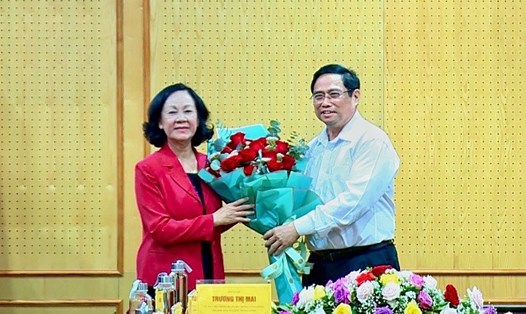 Thủ tướng Chính phủ Phạm Minh Chính tặng hoa chúc mừng tân Trưởng Ban Tổ chức Trung ương Trương Thị Mai. Ảnh: Đỗ Anh