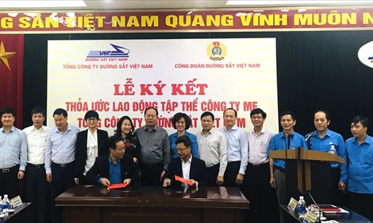 Lễ ký kết Thỏa ước lao động tập thể giữa Tổng công ty Đường sắt Việt Nam và Công đoàn Đường sắt Việt Nam. Ảnh: Chu Kiên