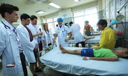 Y bác sĩ tại Bệnh viện Bạch Mai trong một ca làm việc. Ảnh: Hải Nguyễn
