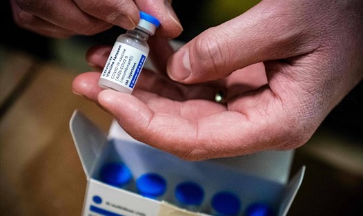 Mỹ khuyến nghị tạm dừng tiêm vaccine COVID-19 một liều của Johnson & Johnson. Ảnh: AFP