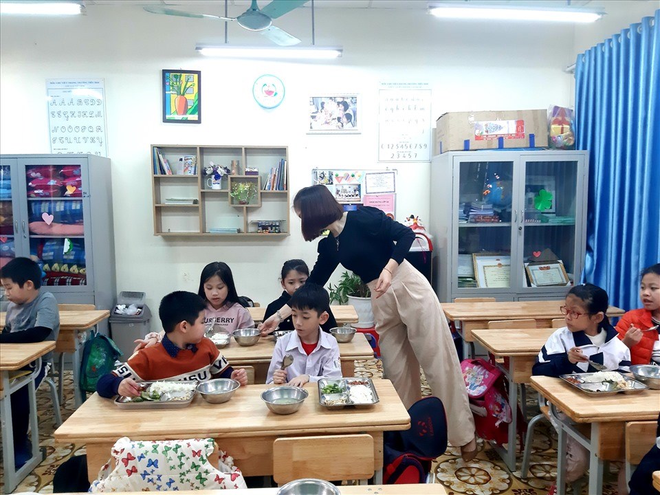 Bữa ăn của các em nhỏ tại Trường THCS Xã Đàn (Hà Nội). Bữa ăn của các em nhỏ tại Trường THCS Xã Đàn (Hà Nội).