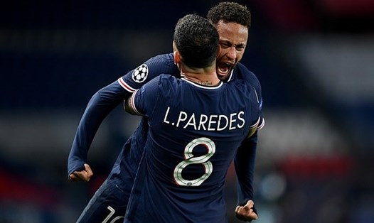 Màn ăn mừng cảm xúc của Neymar sau khi đánh bại PSG. Ảnh: UEFA.
