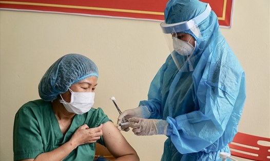 Trong tháng 3 vừa qua, Đà Nẵng vừa tiêm vaccine cho 100 y bác sĩ tại Bệnh viện Phổi. Ảnh: Hữu Long