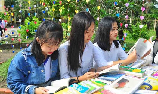 “Khu vườn đọc sách” của học sinh trường THPT Tân Long, huyện Phụng Hiệp (tỉnh Hậu Giang). Ảnh: Trần Lưu.