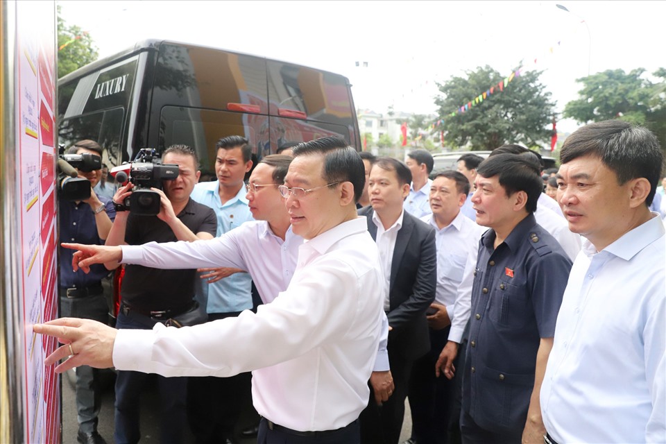 Chủ tịch Quốc hội Vương Đình Huệ (đầu tiên, hàng trên cùng) kiểm tra công tác chuẩn bị bầu cử tại phường Hồng Hải, TP.Hạ Long, tỉnh Quảng Ninh. Ảnh: Thu Chung