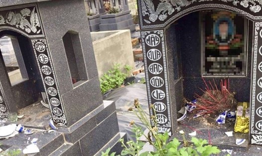 Nhiều ngôi mộ bị đập phá tại Nghĩa trang nhân dân Đa Dọc (Thắng Thủy, Vĩnh Bảo, Hải Phòng). Ảnh CTV